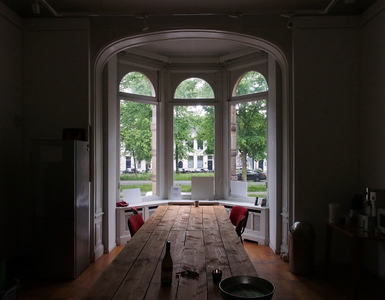 830010 Interieur van het huis Maliebaan 42 te Utrecht: salon met erker.